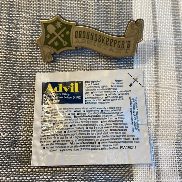 Harry Potter Hagrid Grounds Keeper Assistant Pin - Picture 3 of 3